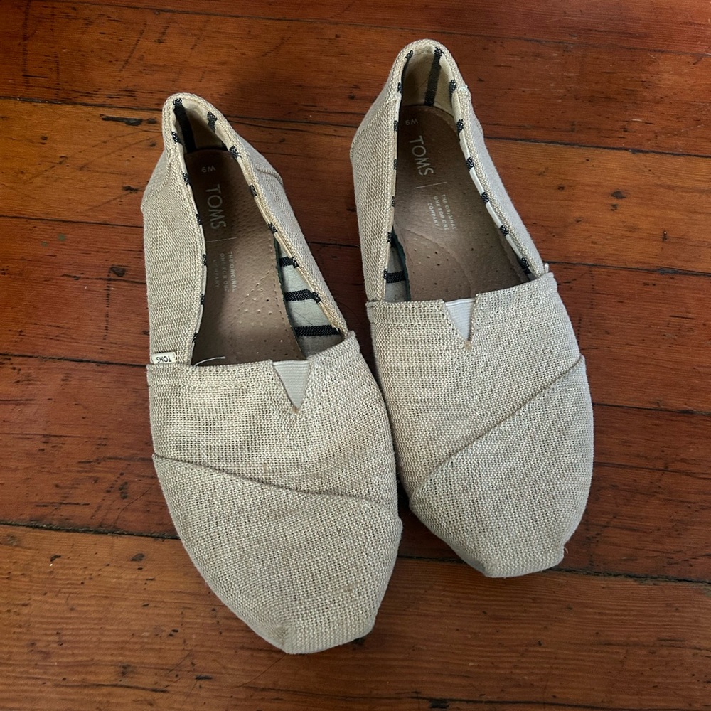 Tom’s canvas slip on size 9